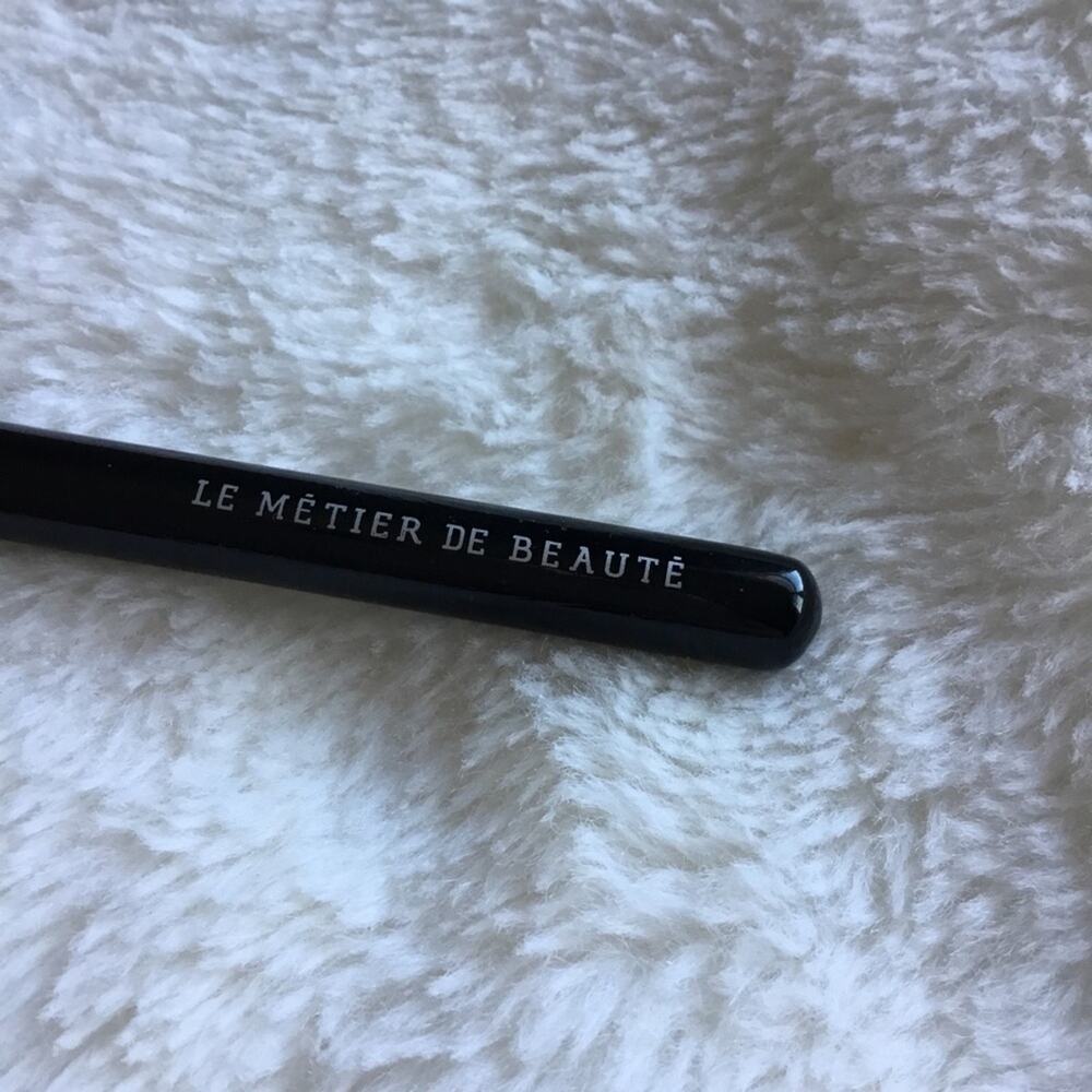 Le Métier de Beauté Large Shadow 05 Brush - Picture 3 of 14